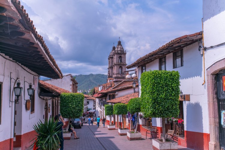 Calle de un pueblo mágico con casas tradicionales y una iglesia